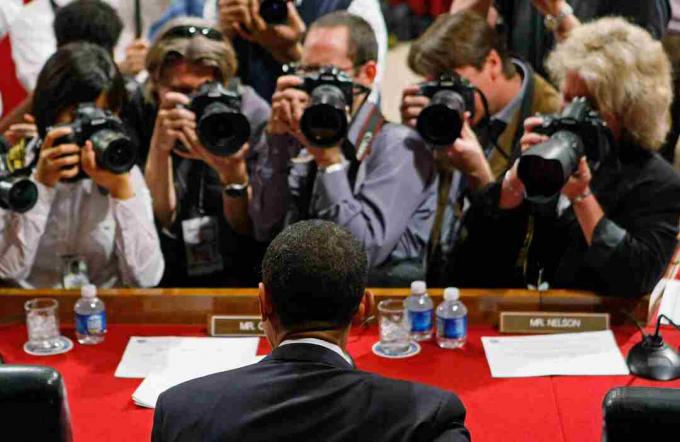La fotografia di fotografi ha circondato il senatore Barack Obama all'udienza del Senato.