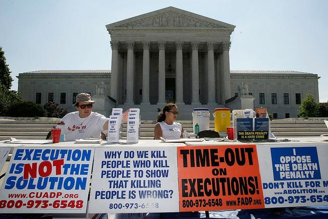 Attivisti partecipano a una veglia contro la pena di morte davanti alla Corte Suprema degli Stati Uniti il ​​1 luglio 2008 a Washington, DC.