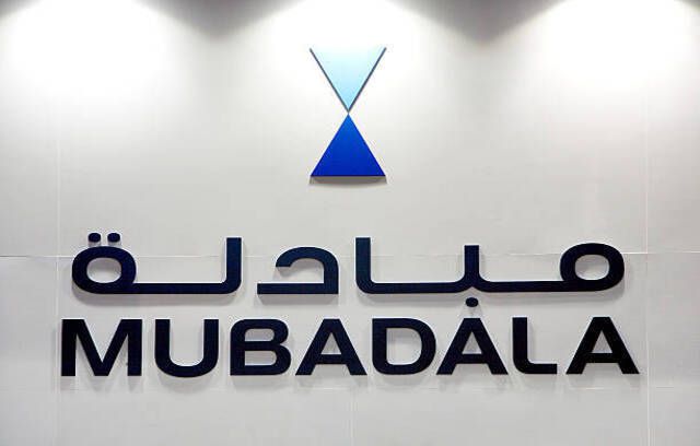 Il logo di Mubadala Development Co. esposto nel loro stand durante l'Airshow di Singapore a Singapore