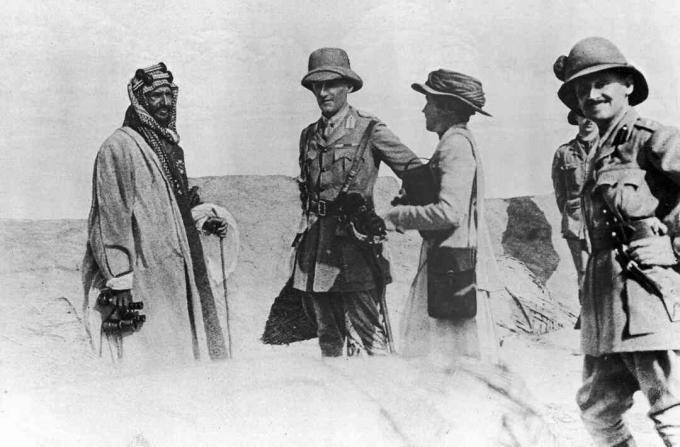 Il re dell'Arabia Saudita, Ibn Saud, incontra il diplomatico britannico Sir Percy Cox e il consigliere politico Gertrude Bell a Bassora, Mesopotamia