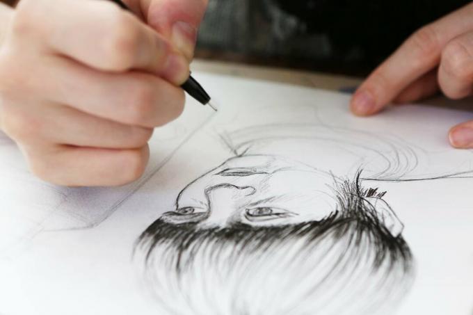 Un illustratore che lavora su un disegno