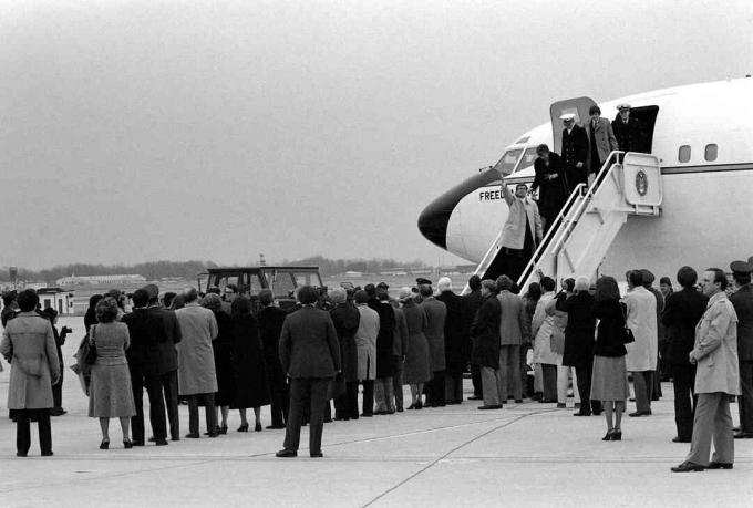 Gli ostaggi americani liberati sbarcano al Freedom One, un velivolo Stratoliner VC-137 dell'Air Force, al loro arrivo alla base, il 27 gennaio 1981